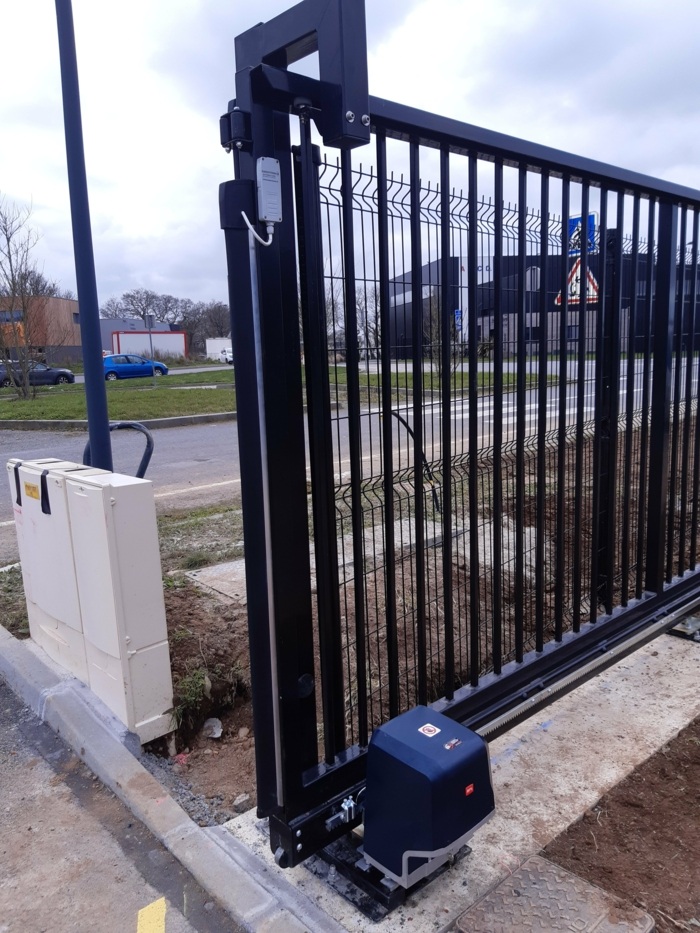 Automatisme de portail BFT motorisation ARES Ultra BTA 1500 posé par BK Eléctricité